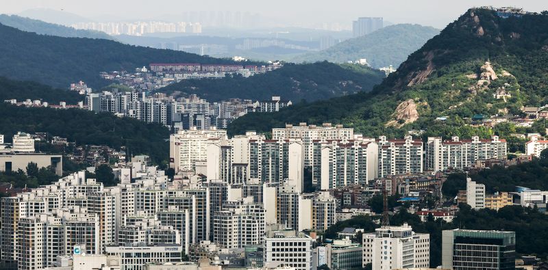 [서울=뉴시스] 정병혁 기자 = 20일 서울 중구 남산에서 서울시내 아파트가 보이고 있다.김윤덕 국토교통부 장관이 주택 공급대책 발표 시기에 대해 "빠르면 8월 안에 하는 것이 원칙"이라면서도 9월초로 연기될 가능성을 열어뒀다. 준비 중인 주택 공급대책의 방향에 대해서는 "큰 틀에서는 3기 신도시를 속도감 있게, 짜임새 있게 하는 것이 중요하고 수도권 유휴부지 공급 핵심은 신뢰도와 정책 관철 의지"라면서 "주요 수단들을 이용해 수도권 내 양질의 주택을 공급하겠다는 틀로 준비 중"이라고 밝혔다. 2025.08.20. jhope@new