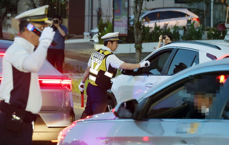 지난 13일 늦은 오후 제주시 일원에서 제주경찰과 자치경찰이 합동으로 음주운전 단속을 진행하고 있다. 연합뉴스