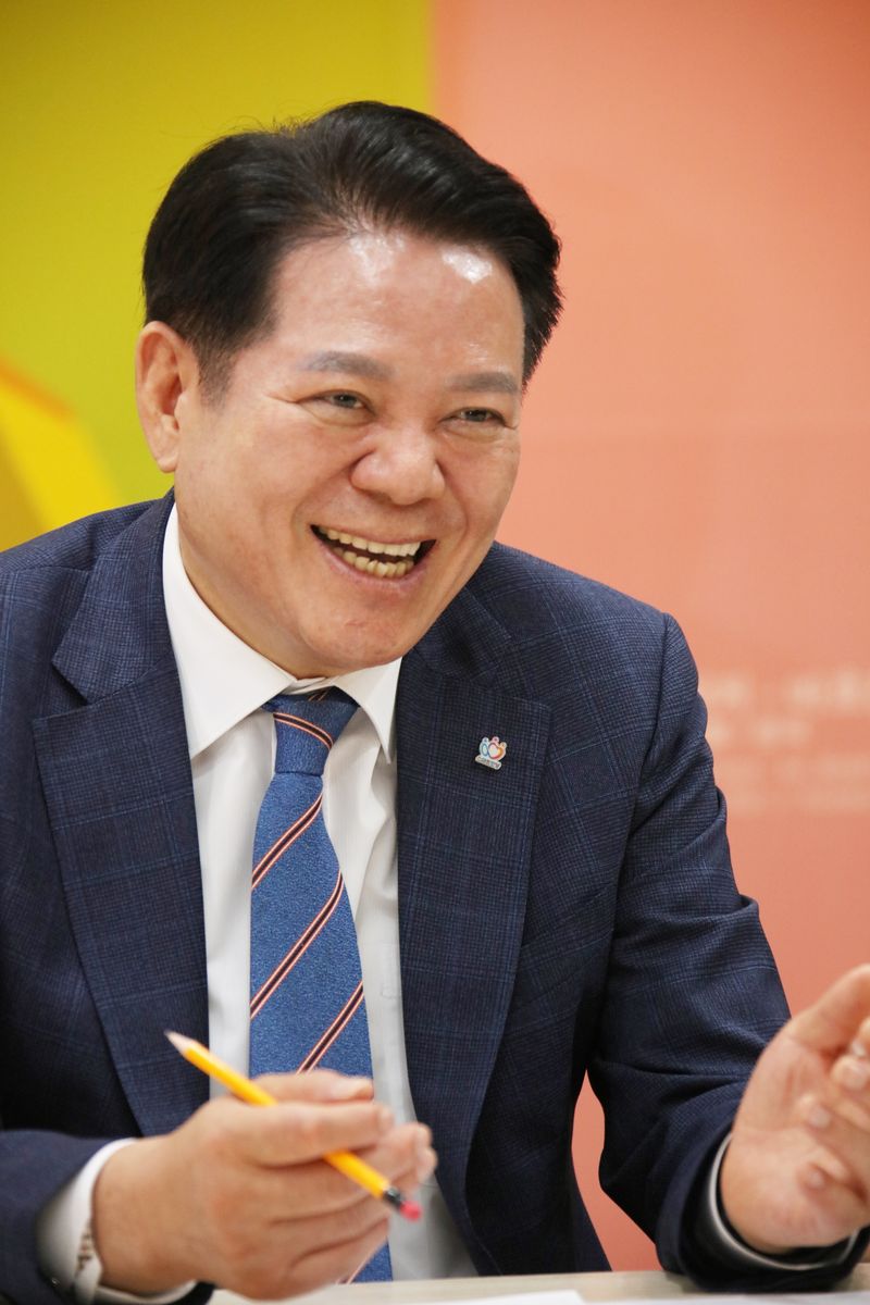 최대호 안양시장이 지난 9일 인터뷰에서 인공지능(AI) 소프트웨어, 로봇, 바이오, 의료 등 실제 물리적 하드웨어와 결합하는 피지컬AI 선두도시의 거점을 안양에 구축하겠다는 계획을 밝히고 있다.