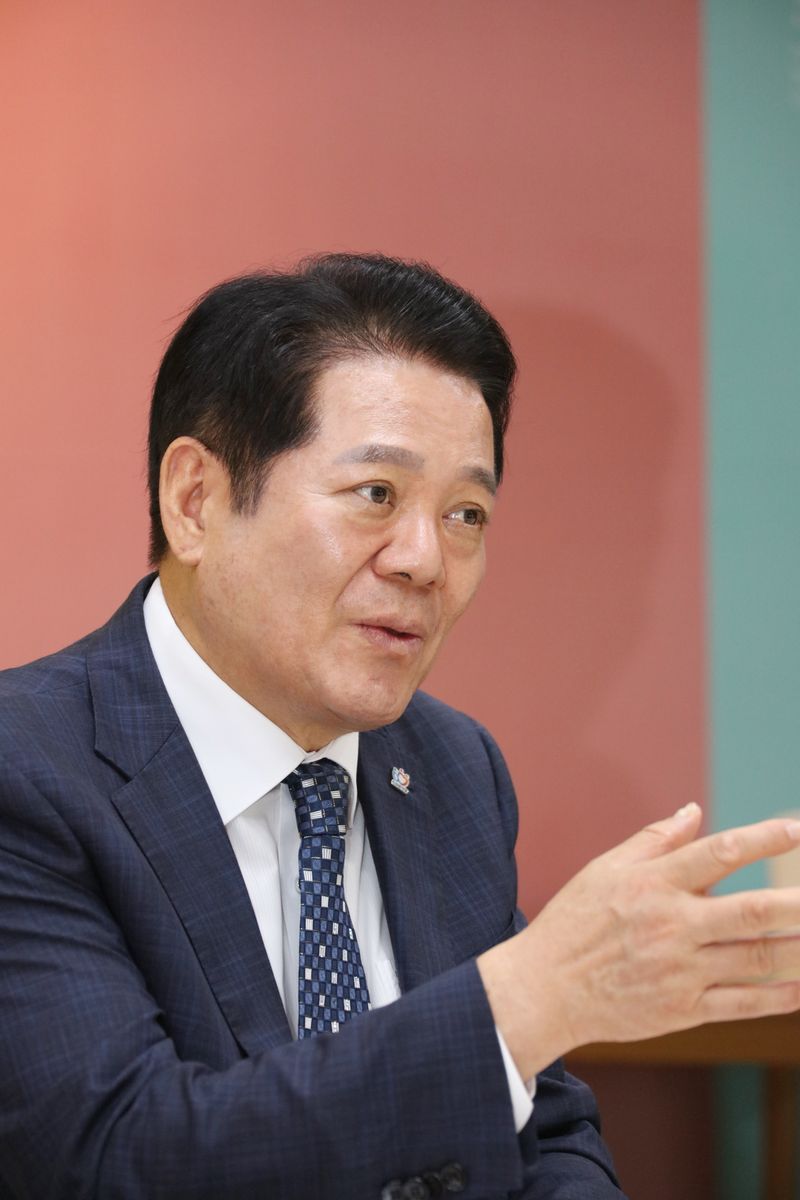 최대호 안양시장이 지난 9일 인터뷰에서 인공지능(AI) 소프트웨어, 로봇, 바이오, 의료 등 실제 물리적 하드웨어와 결합하는 피지컬AI 선두도시의 거점을 안양에 구축하겠다는 계획을 밝히고 있다.