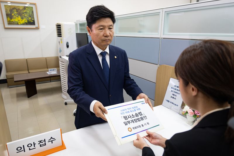 홍기원 더불어민주당 의원이 14일 서울 여의도 국회 의안과에 보완수사권 일부 존치 내용을 담은 사회적 약자 보호와 국민 피해 축소를 위한 형사소송법 일부개정법률안을 제출하고 있다. ⓒ 뉴스1 유승관 기자