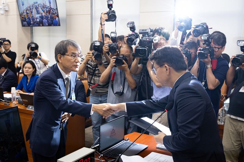 노태악 전 중앙선거관리위원장이 14일 서울 여의도 국회에서 열린 제9회 전국동시 지방선거 투표용지 부족사태 등 국민참정권 침해 진상규명 및 선거관리 개혁을 위한 국정조사특별위원회 제5차 전체회의 제1차 청문회에서 증인선서문을 윤상현 위원장에게 전달한 후 인사하고 있다. ⓒ 뉴스1 유승관 기자