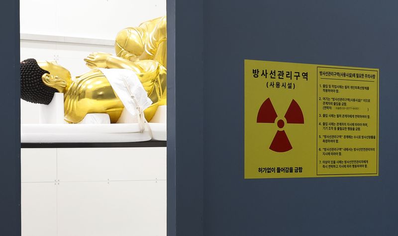 [서울=뉴시스] 김혜진 기자 = 14일 서울 용산구 국립중앙박물관 보존과학센터에서 열린 원통형 컴퓨터단층촬영(CT) 기기 언론 공개에서 CT 기계 안에 불상이 놓여있다. 2026.07.14. jini@newsis.com