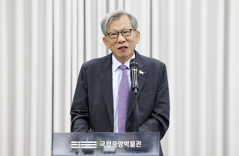 [서울=뉴시스] 김혜진 기자 = 유홍준 국립중앙박물관장이 14일 서울 용산구 국립중앙박물관 보존과학센터에서 열린 원통형 컴퓨터단층촬영(CT) 기기 언론 공개에서 인사말을 하고 있다. 2026.07.14. jini@newsis.com