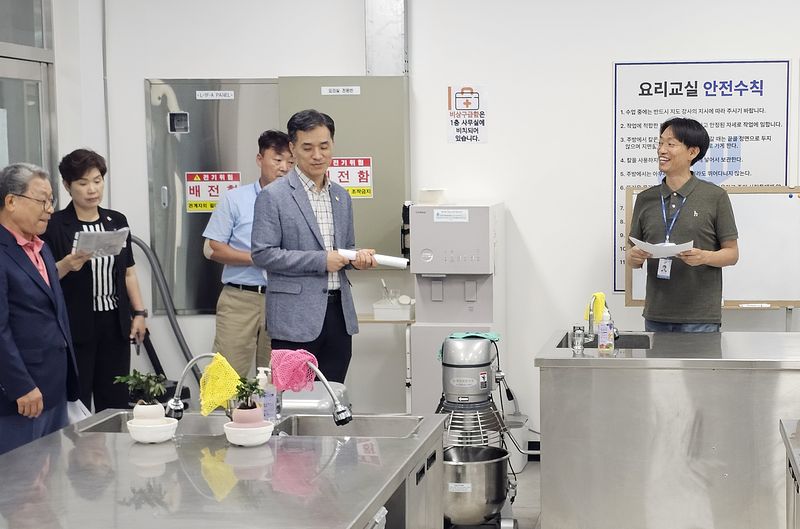 [창녕=뉴시스] 이도완 부군수가 영산국민체육문화센터를 방문해 현장점검을 하고 있다. (사진= 창녕군 제공) 2026.07.14. photo@newsis.com *재판매 및 DB 금지