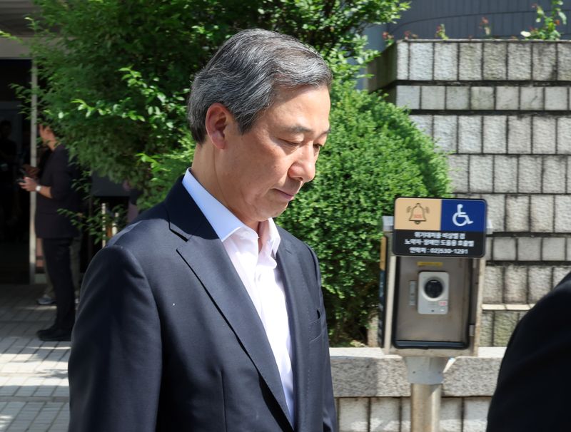 '대통령 관저 이전 특혜 의혹'을 받는 윤재순 전 대통령실 총무비서관이 지난 5월 22일 서울 서초구 서울중앙지방법원에서 열린 직권남용 권리행사방해 혐의 구속 전 피의자 심문(영장실질심사)을 마친 뒤 이동하고 있다. 뉴시스