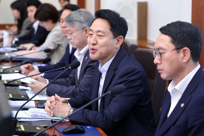 [서울=뉴시스] 조성봉 기자 = 오세훈 서울시장이 14일 청와대에서 열린 국무회의에서 인사말을 하고 있다. 2026.07.14. suncho21@newsis.com