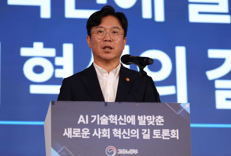 김영훈 고용노동부 장관이 14일 서울 용산구 피스앤파크에서 열린 AI 기술혁신에 발맞춘 새로운 사회 혁신의 길 토론회에서 개회사를 하고 있다. 연합뉴스