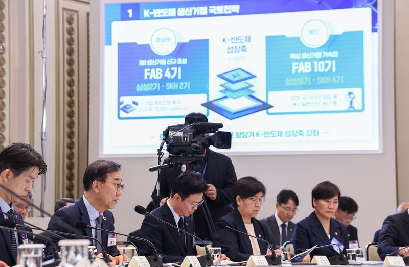 [서울=뉴시스] 조성봉 기자 = 김윤덕 국토교통부 장관이 13일 청와대에서 열린 2026년 국가재정전략회의에서 3대 메가프로젝트 지원 방안 발표를 하고 있다. (청와대통신사진기자단) 2026.07.13. suncho21@newsis.com