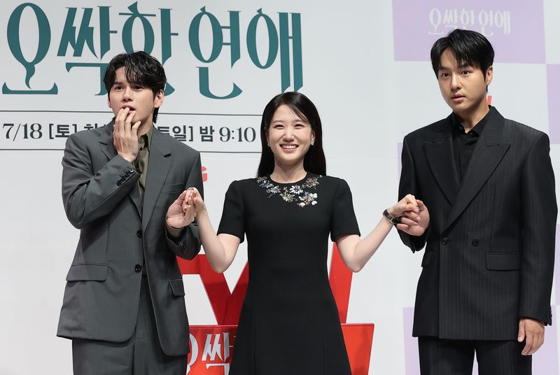 배우 옹성우(왼쪽부터)와 박은빈, 양세종이 14일 서울 강남구 엘리에나 호텔 서울강남에서 열린 tvN 새 토일드라마 '오싹한 연애' 제작발표회에서 포즈를 취하고 있다. ‘오싹한 연애’는 귀신을 보는 재벌 상속녀와 귀신을 가장 무서워하는 열혈 검사의 좌충우돌 오컬트 로맨스를 그리는 드라마다. 2026.7.14 ⓒ 뉴스1 권현진 기자