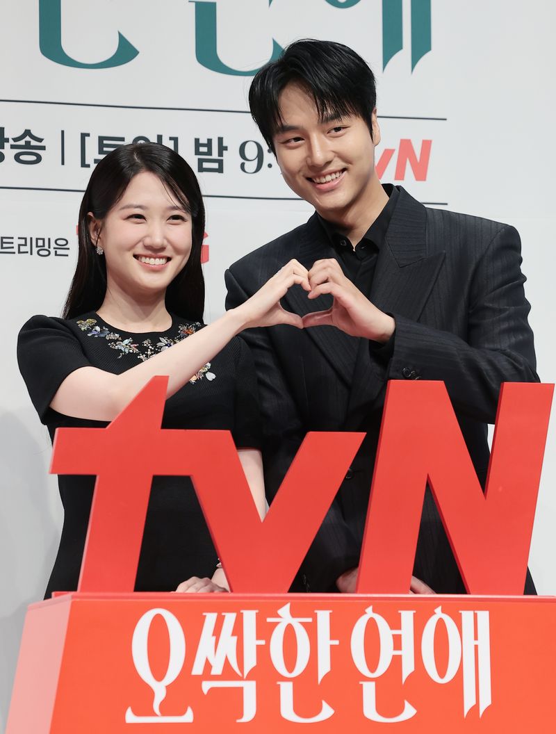 배우 박은빈과 양세종(오른쪽)이 14일 서울 강남구 엘리에나 호텔 서울강남에서 열린 tvN 새 토일드라마 '오싹한 연애' 제작발표회에서 포즈를 취하고 있다. ‘오싹한 연애’는 귀신을 보는 재벌 상속녀와 귀신을 가장 무서워하는 열혈 검사의 좌충우돌 오컬트 로맨스를 그리는 드라마다. 2026.7.14 ⓒ 뉴스1 권현진 기자