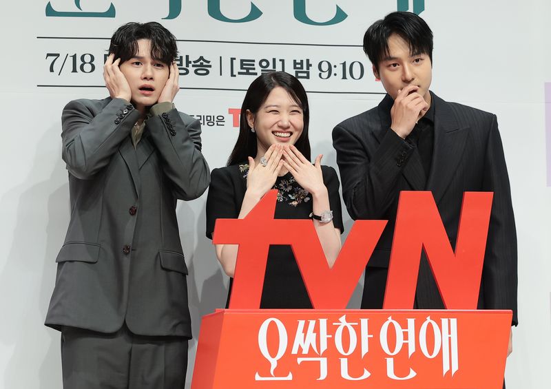 배우 옹성우(왼쪽부터)와 박은빈, 양세종이 14일 서울 강남구 엘리에나 호텔 서울강남에서 열린 tvN 새 토일드라마 '오싹한 연애' 제작발표회에서 포즈를 취하고 있다. ‘오싹한 연애’는 귀신을 보는 재벌 상속녀와 귀신을 가장 무서워하는 열혈 검사의 좌충우돌 오컬트 로맨스를 그리는 드라마다. 2026.7.14 ⓒ 뉴스1 권현진 기자