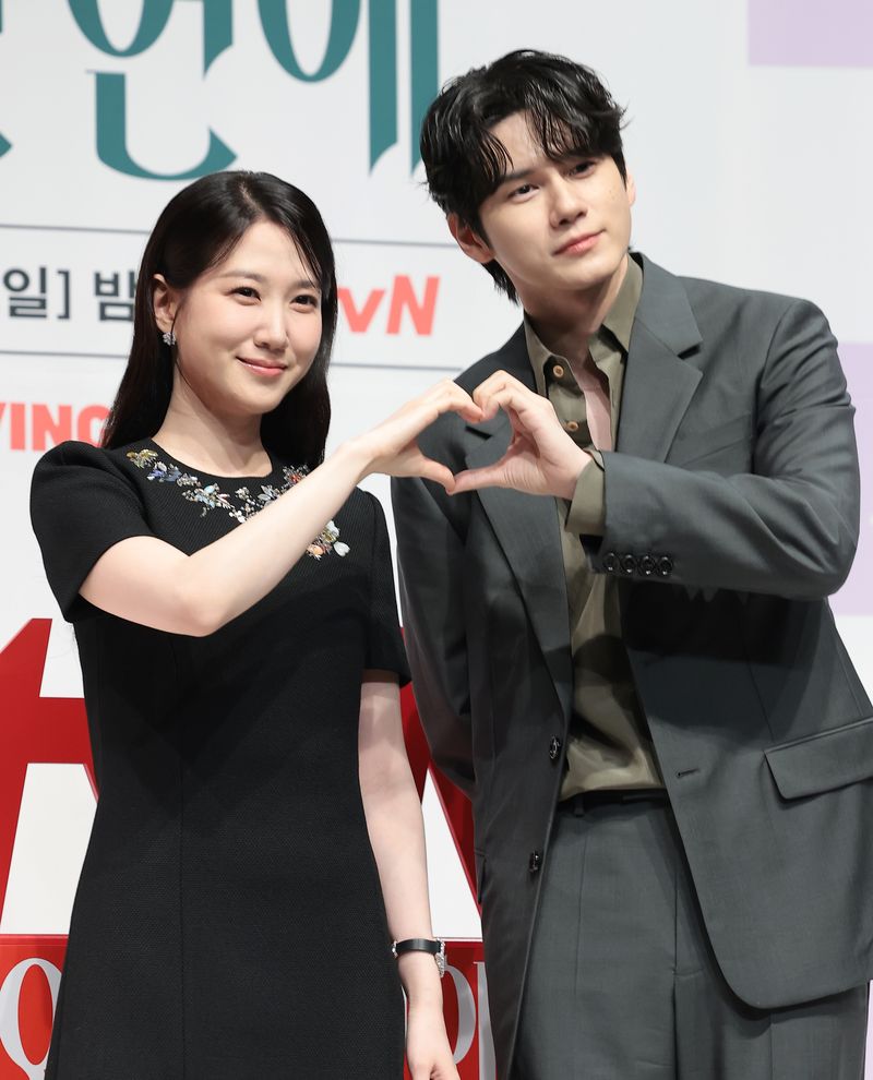 배우 박은빈과 옹성우(오른쪽)가 14일 서울 강남구 엘리에나 호텔 서울강남에서 열린 tvN 새 토일드라마 '오싹한 연애' 제작발표회에서 포즈를 취하고 있다. ‘오싹한 연애’는 귀신을 보는 재벌 상속녀와 귀신을 가장 무서워하는 열혈 검사의 좌충우돌 오컬트 로맨스를 그리는 드라마다. 2026.7.14 ⓒ 뉴스1 권현진 기자