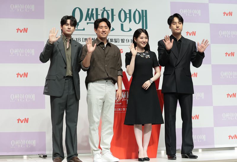 배우 옹성우(왼쪽부터)와 이민수 감독, 박은빈, 양세종이 14일 서울 강남구 엘리에나 호텔 서울강남에서 열린 tvN 새 토일드라마 '오싹한 연애' 제작발표회에서 포즈를 취하고 있다. ‘오싹한 연애’는 귀신을 보는 재벌 상속녀와 귀신을 가장 무서워하는 열혈 검사의 좌충우돌 오컬트 로맨스를 그리는 드라마다. 2026.7.14 ⓒ 뉴스1 권현진 기자