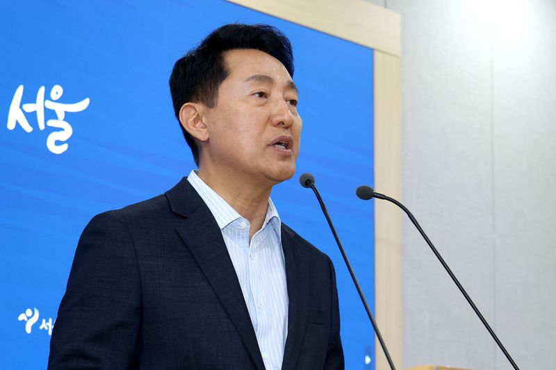 오세훈 서울시장이 14일 오후 서울시청에서 정부에 제출한 서울 부동산시장 정상화를 위한 3개 분야 8대 정책과제에 대한 브리핑을 하고 있다. 뉴스1