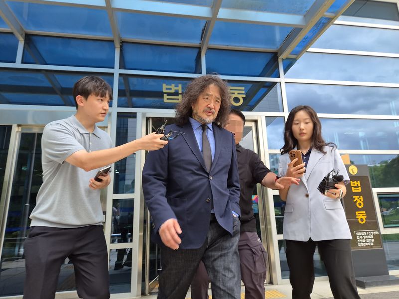 [서울=뉴시스] 이태성 기자 = 서울북부지법 형사14단독 강경묵 판사는 14일 오후 김씨의 정보통신망법 위반(허위사실에 의한 명예훼손) 등 혐의를 모두 유죄로 판단하고 벌금 2000만원을 선고했다. 김씨가 재판을 마치고 법원을 빠져나가는 모습. 2026.07.04. victory@newsis.com *재판매 및 DB 금지