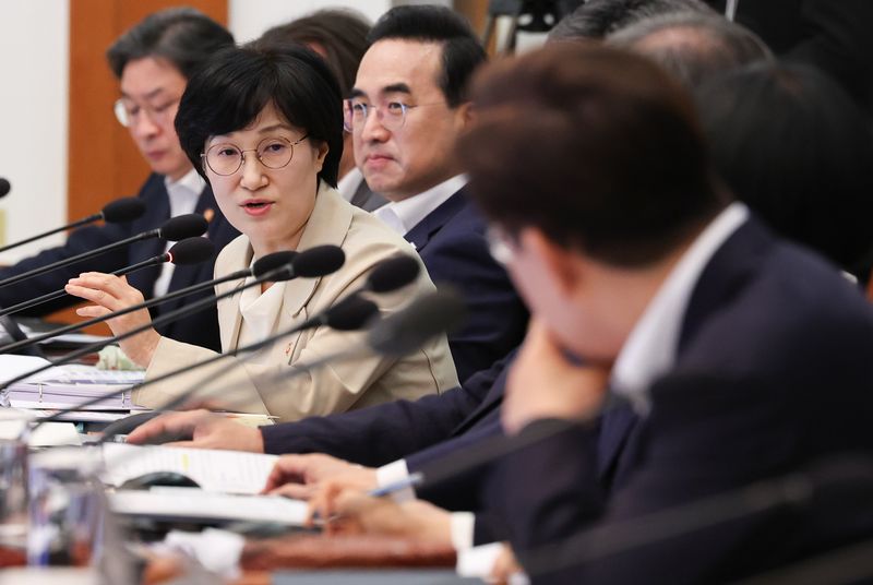 원민경 성평등가족부 장관이 14일 청와대에서 열린 국무회의에서 발언하고 있다. 뉴스1