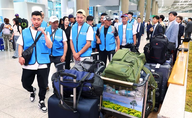 [인천공항=뉴시스] 전신 기자 = 일반기능인력 도축원 비자를 발급받은 몽골 국적의 외국인 도축 기술자들이 14일 인천국제공항 제1여객터미널을 통해 입국하고 있다. 2026.07.14. photo1006@newsis.com