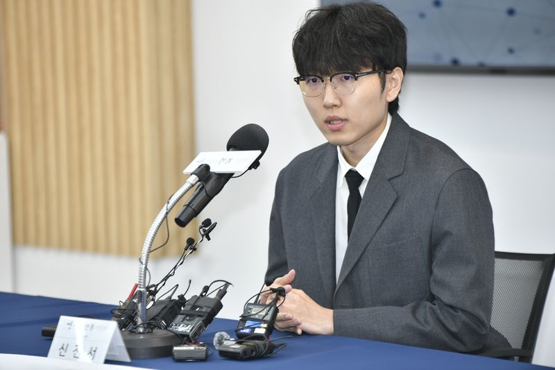 신진서 9단은 14일 서울 성동구의 한국기원에서 진행된 '쎈수학·한경기신전' 미디어 데이에서 취재진 질문에 답하고 있다. (한국기원 제공)