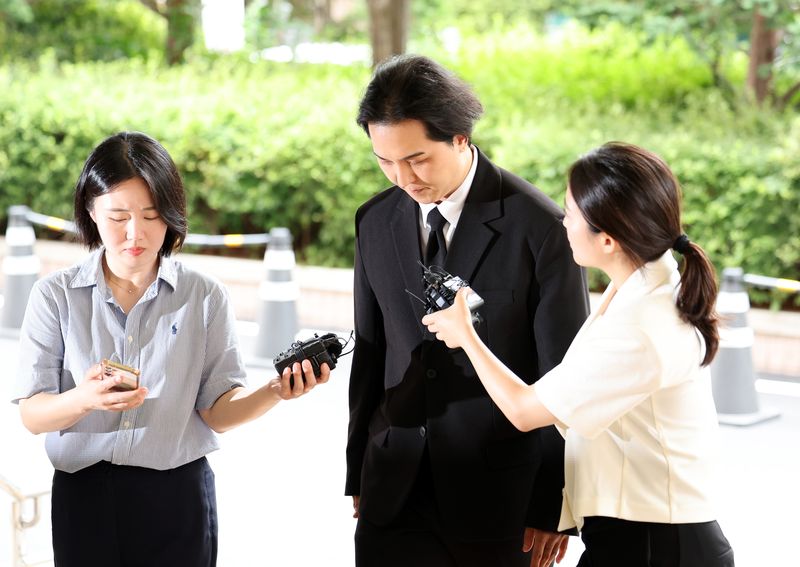 [서울=뉴시스] 김금보 기자 = 병역법 위반으로 1심에서 징역 1년 6개월을 구형 받은 그룹 '위너' 송민호가 14일 오후 서울 마포구 서울서부지방법원에서 열린 당시 복무 관리 책임자인 이모씨에 대한 공판에 증인 출석을 하고 있다. 2026.07.14. kgb@newsis.com