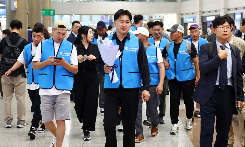 [인천공항=뉴시스] 전신 기자 = 일반기능인력 도축원 비자를 발급받은 몽골 국적의 외국인 도축 기술자들이 14일 인천국제공항 제1여객터미널을 통해 입국하고 있다. 2026.07.14. photo1006@newsis.com