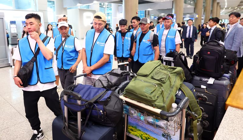 [인천공항=뉴시스] 전신 기자 = 일반기능인력 도축원 비자를 발급받은 몽골 국적의 외국인 도축 기술자들이 14일 인천국제공항 제1여객터미널을 통해 입국하고 있다. 2026.07.14. photo1006@newsis.com