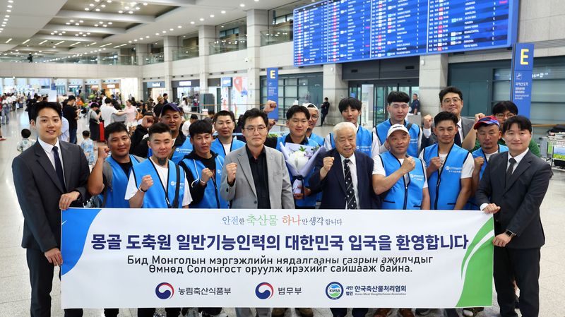 [인천공항=뉴시스] 전신 기자 = 일반기능인력 도축원 비자를 발급받은 몽골 국적의 외국인 도축 기술자들이 14일 인천국제공항 제1여객터미널을 통해 입국한 뒤 기념촬영을 하고 있다. 2026.07.14. photo1006@newsis.com