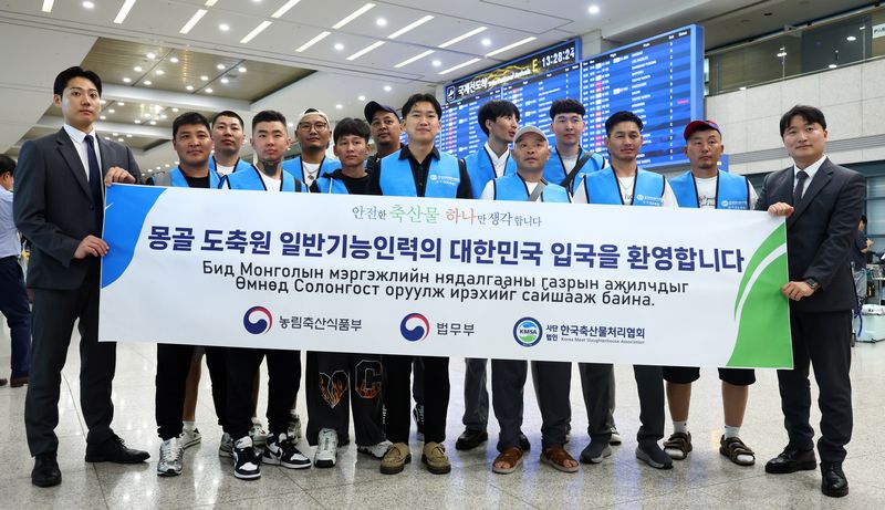 [인천공항=뉴시스] 전신 기자 = 일반기능인력 도축원 비자를 발급받은 몽골 국적의 외국인 도축 기술자들이 14일 인천국제공항 제1여객터미널을 통해 입국한 뒤 기념촬영을 하고 있다. 2026.07.14. photo1006@newsis.com