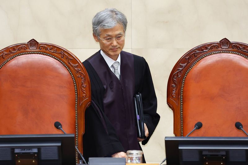 [서울=뉴시스] 황준선 기자 = 조희대 대법원장이 18일 서울 서초구 대법원에서 열린 대법원 전원합의체 선고에 참석하고 있다. 대법원은 이날 운전자 바꿔치기 제안에 응해 음주 측정을 피한 운전자(전직 경찰)의 범인도피방조 혐의 사건에 대한 선고를 내린다. 2026.06.18. hwang@newsis.com