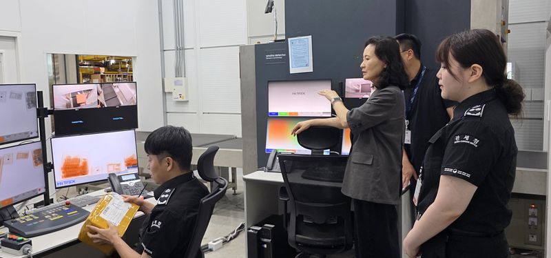 [대전=뉴시스] 14일 이진희 관세청 통관국장이 중부권광역우편물류센터를 찾아 국제우편물에 대한 마약검사 2차 저지선 운영상황을 점검하고 있다.(사진=관세청 제공) *재판매 및 DB 금지