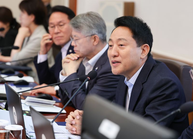 [서울=뉴시스] 조성봉 기자 = 오세훈 서울시장이 14일 청와대에서 열린 국무회의에서 자료 제출 관련 발언하고 있다. 2026.07.14. suncho21@newsis.com