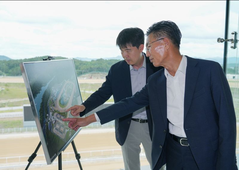 김병삼 영천시장이 14일 한국마사회 관계자와 오는 9월 개장을 앞둔 영천경마공원 현장을 점검하고 있다.(영천시 제공. 재판매 및 DB금지)/뉴스1