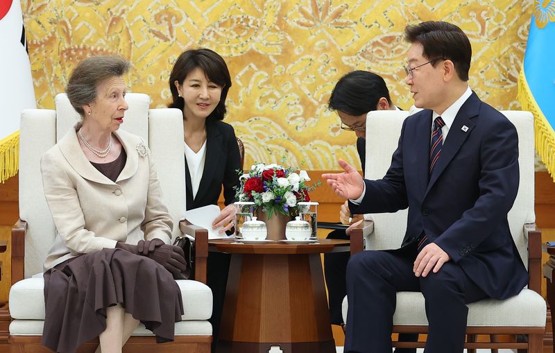 이재명 대통령이 14일 청와대에서 영국 찰스 3세 국왕의 동생 앤 공주를 접견하고 있다. 연합뉴스