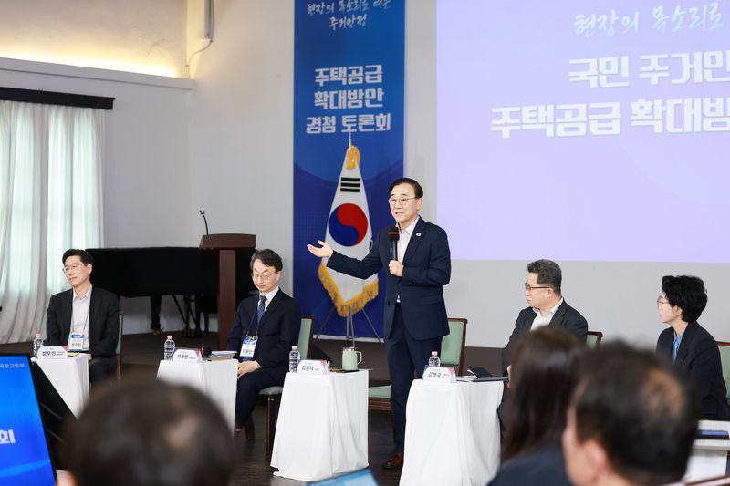 [서울=뉴시스] 14일 서울 모처에서 김윤덕 국토교통부 장관 주재로 주택공급 확대방안 경청 토론회가 열리고 있다. (사진= 국토부 제공) photo@newsis.com
