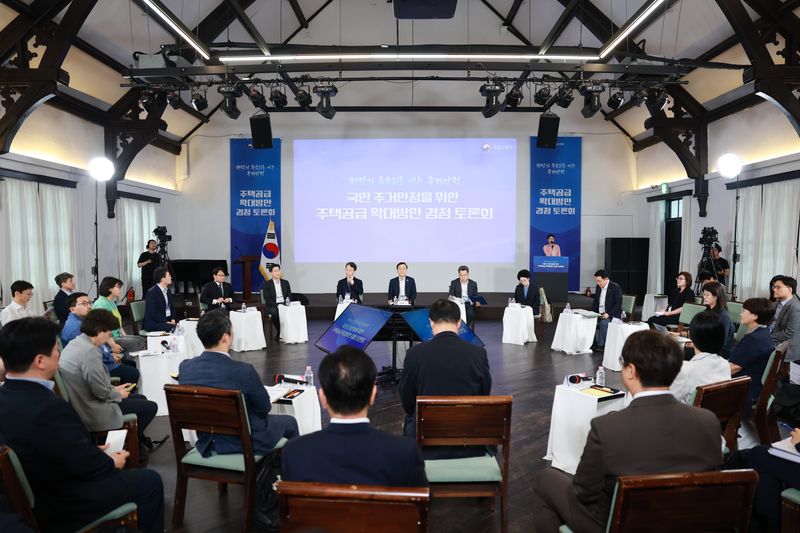 [서울=뉴시스] 14일 서울 중구 정동 1928 아트센터에서 김윤덕 국토교통부 장관 주재로 주택공급 확대 방안 경청 토론회가 열리고 있다. (사진=국토부 제공) photo@newsis.com *재판매 및 DB 금지