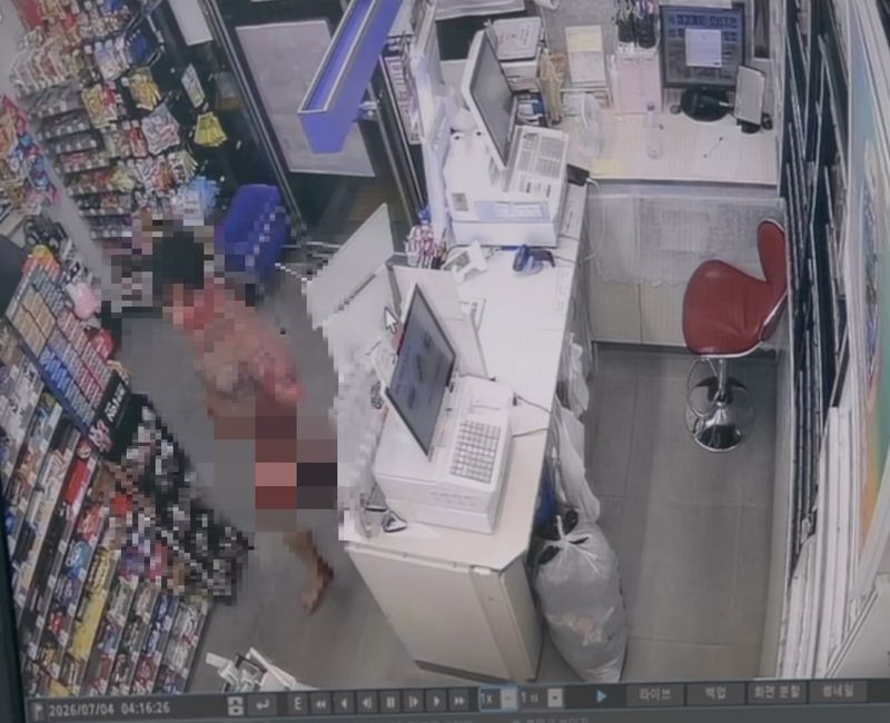 지난 4일 새벽 4시15분께 경산 친구 살인 사건 피의자가 알몸으로 편의점을 찾은 장면. 사진=유족측 제공 CCTV 화면, 뉴시스
