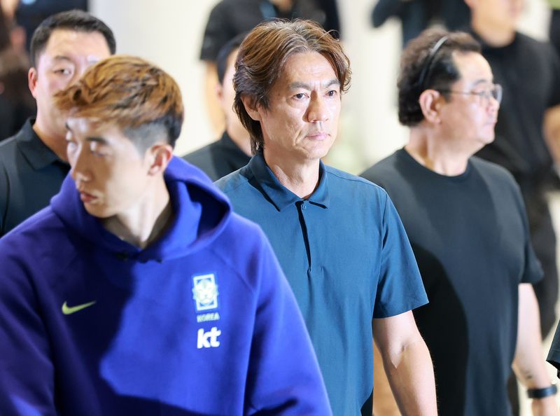 [인천공항=뉴시스] 황준선 기자 = 2026 북중미 월드컵 조별리그에서 탈락한 홍명보 전 대한민국 축구 국가대표팀 감독이 30일 인천국제공항 제2터미널을 통해 귀국하고 있다. (공동취재) 2026.06.30. photo@newsis.com