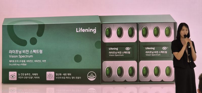 신연지 리만코리아 라이프닝팀장이 지난 14일 리만팜에서 제주 비자림 일대에서 고유 클로렐라 균주 '제주 비자클로렐라™'를 활용한 건강기능식품 '라이프닝 비전 스펙트럼'을 오는 9월 출시할 것이라고 밝혔다. 김장욱 기자