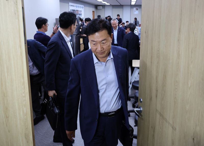 류기정 최저임금위원회 사용자 위원이 14일 오후 세종시 정부세종청사에서 열린 최저임금위 제14차 전원회의를 마친 뒤 회의장을 나서고 있다. 최저임금위는 이날 2027년도 최저임금을 표결에 부쳐 1만700원으로 확정했다. 뉴시스