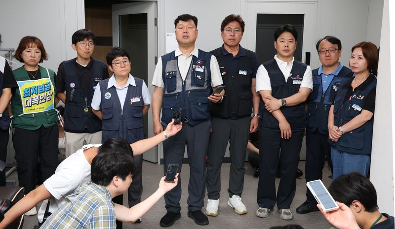 류기섭, 이미선 근로자위원이 14일 세종시 정부세종청사 최저임금위원회에서 열린 2027년도 최저임금위원회 14차 전원회의에서 2027년도 최저임금이 노·사·공익위원들의 투표로 올해시급 1만320원 보다 380원 오른 1만700원, 3.7% 인상으로 확정하며 입장을 밝히고 있다. 뉴스1