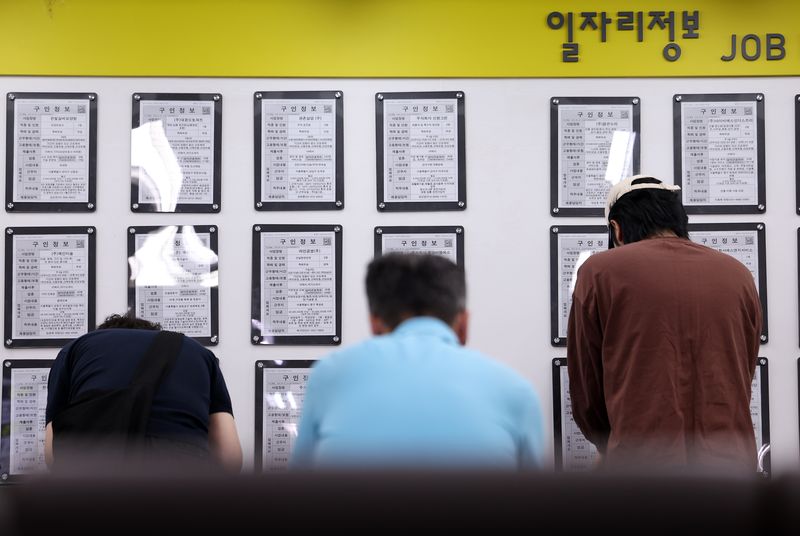 지난달 11일 서울 마포구 서울서부고용복지플러스센터 일자리정보 게시판 모습. 2026.6.11 ⓒ 뉴스1 김성진 기자