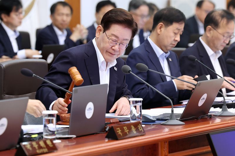 이재명 대통령이 14일 청와대에서 열린 국무회의에서 의사봉을 두드리고 있다. 2026.7.14 ⓒ 뉴스1 이재명 기자