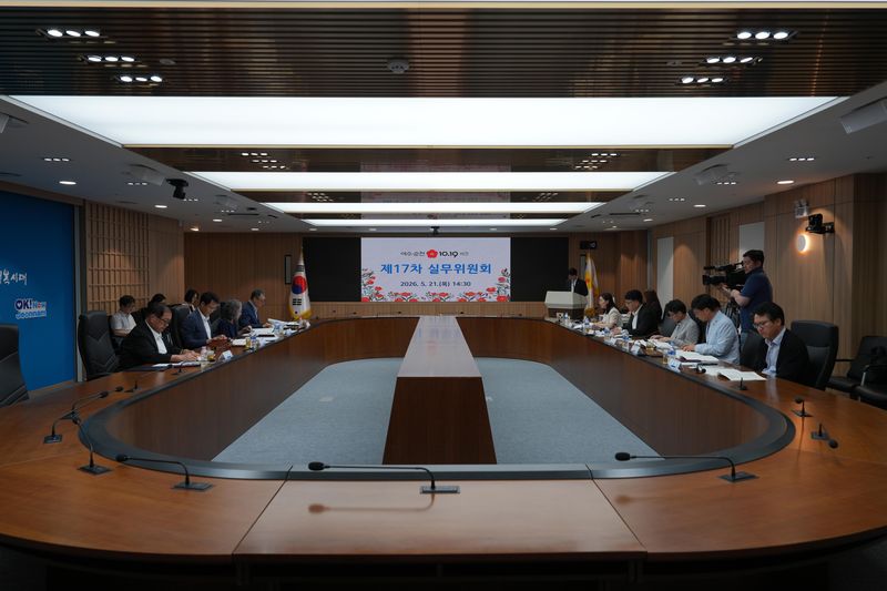 전남광주통합특별시 여순사건지원단이 지난 13일 유족과 시민단체 등의 의견을 반영한 '여순사건 실무위원회 향후 추진 계획'을 민형배 전남광주통합특별시장에게 보고하며 진상 규명과 희생자·유족 명예 회복에 속도를 내고 있다. 사진은 지난 5월 열린 여순사건 실무위원회 회의 모습. 전남광주통합특별시 제공