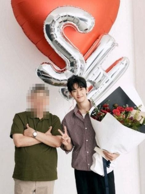 필리핀 의류 브랜드 벤치(BENCH)의 화보 촬영으로 1년 4개월 만에 활동을 재개한 김수현(오른쪽). /사진=벤치 CEO 벤 찬 인스타그램
