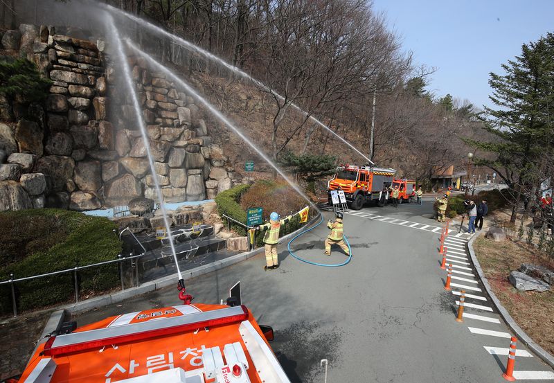 16일 오전 대구 남구 앞산공원에서 산림청 산불재난특수진화대원, 대구소방 등이 산불 진화 훈련에 참여해 다목적 산불진화차량을 이용한 고압 방수 시연을 하고 있다(사진은 기사 내용과 관련없음). 2026.3.16 ⓒ 뉴스1 공정식 기자