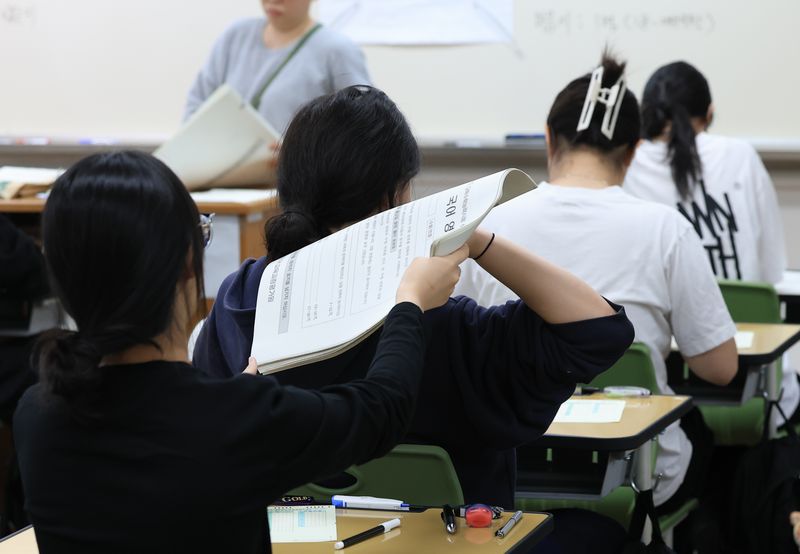 [서울=뉴시스] 사진공동취재단 = 2027학년도 대학수학능력 6월 모의평가일인 4일 오전 서울 마포구 서울여고에서 수험생들이 1교시 국어 영역 시험을 앞두고 시험지를 받고있다.2026.06.04. photo@newsis.com