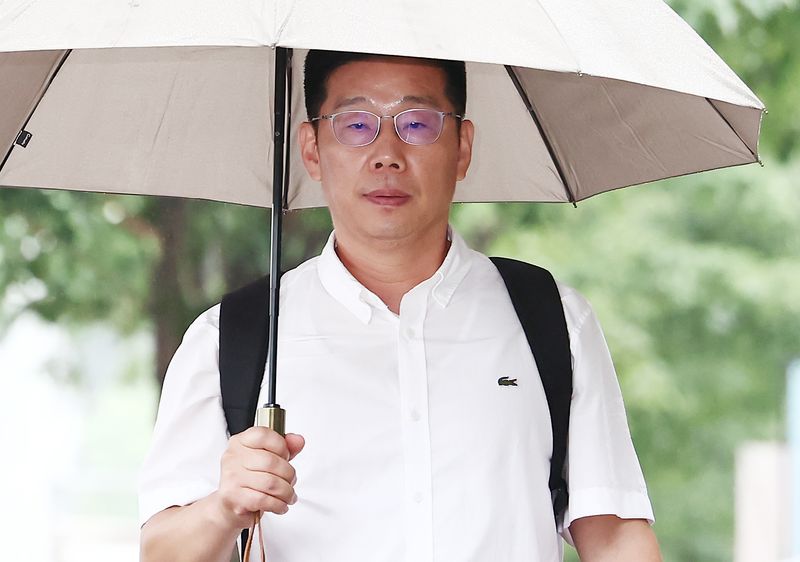 조성현 전 육군 수도방위사령부 제1경비단장(대령)이 15일 오전 내란 중요임무 종사 혐의 관련 피의자 조사를 받기 위해 경기 과천 2차 종합특검 사무실로 출석하고 있다. 2026.7.15 ⓒ 뉴스1 김민지 기자