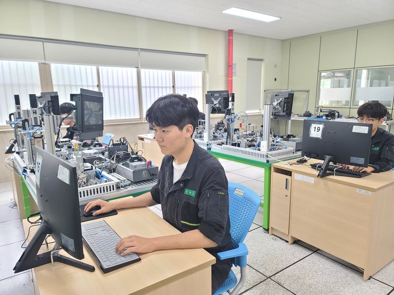 [창원=뉴시스]14일 창원기계공업고등학교에서 기계소프트웨어 개발 수업을 진행하는 모습.(사진=경남교육청 제공) 2026.07.15.photo@newsis.com *재판매 및 DB 금지