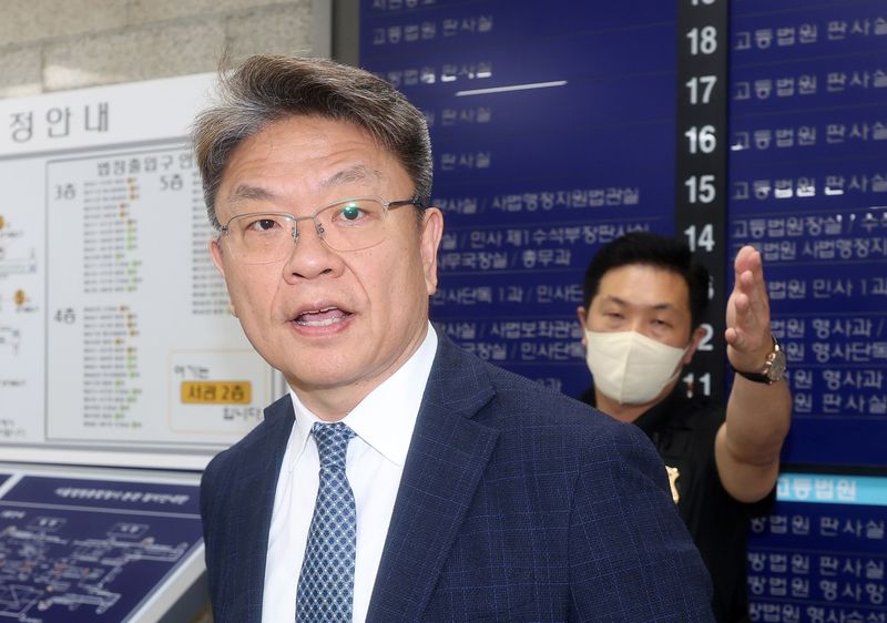 '순직 해병 사건 수사 외압 의혹'과 관련해 수사 비밀을 누설한 의혹을 받는 이시원 전 대통령실 공직기강비서관이 15일 서울 서초구 서울중앙지방법원에서 열린 구속 전 피의자 심문(영장실질심사)에 출석하고 있다. 사진=뉴스1화상