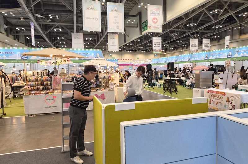 지난 10~12일 부산 벡스코에서 ‘2026 부산 브랜드페스타’가 열린 가운데 백승보 조달청장(오른쪽)이 월드퍼니처 부스를 방문해 사무용 가구 제품을 살펴보고 있다. 월드퍼니처 제공